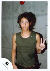 【中古】生写真(ジャニーズ) Kis-My-Ft2/藤ヶ谷太輔/上半身・タンクトップグレー・左手ピース・背景壁/公式生写真