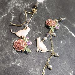 アシンメトリー ピアス 猫ちゃん ピンクローズ 薔薇