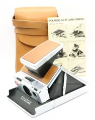 美品 Polaroid SX-70 白茶 整備済 レザーケース付き ポラロイド ポラロイドSX-70」復刻版モデルが蔦屋家電で限定販売、110,000円