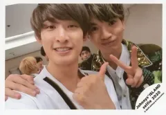 【中古】生写真(ジャニーズ) ジャニーズJr./向井康二・高地優吾/横型・バストアップ・衣装白・緑・向井左手親指立て・高地ピース/Johnnys’ ISLAND セルフィー 2020/公式生写真