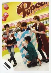 【中古】生写真(ジャニーズ) 嵐/集合(5人)/全身・大野衣装緑.しゃがみ・相葉箱の中・ポップコーン持ち/公式生写真