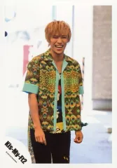 【中古】生写真(ジャニーズ) Kis-My-Ft2/千賀健永/膝上・衣装緑・青・黒・赤・黄色・口開け・笑顔・両手下/「Sha la la☆Summer Time」PV＆ジャケ写撮影/公式生写真