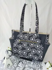 再入荷☆　北欧風花柄のポケットたくさんトートバッグ　 ハンドメイド　北欧　マザーズバッグ ハンドバッグ　カメリア　椿　収納力抜群　ブラック