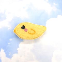 『黄色い小鳥ちゃんブローチ』 羊毛フェルト 刺繍模様