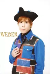 【中古】生写真(男性) WEBER/little Skeet/上半身・衣装青・黒・赤・帽子・左向き・右手胸元・背景白/WEBERフォトセット