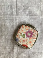 ちりめんの生地にやさしいお花柄が素敵な和風のコンパクトミラー（手鏡）四角い形。