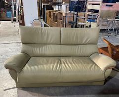 【美品】karimoku (カリモク) チターノ 2～2.5人掛けソファー カーキベージュ ハイバック 半革