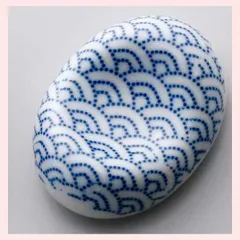 （５Ｐセット）陶器製　和柄　箸置（四海波）　K7163　◎2セット目～大幅値引き対象商品　※陶器,個性的,シリーズ,高級感,高品質,おしゃれ,お祝い事,新春,お正月,宴会,新年会,縁起,おもてなし,御膳,箸置き,きれい,バリエーション,伝統模様,レトロ,海