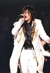 【中古】生写真(ジャニーズ) NEWS/内博貴/衣装白・膝上・右手マイク・背景黒・ライブフォト・枠無し/公式生写真