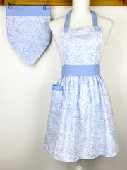 綺麗なブルーのお花柄のハンドメイド子供エプロンと三角巾と巾着袋のセット