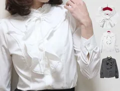 【春、リ・フレッシュ！】【送料無料！】レディス　衿・前身頃フリルデザイン　シャツブラウス＜オフ白／ブラック：Ｍ／Lサイズ＞90503：立衿フリル、パフスリーブ、前立左右フリルブラウス、フリルシャツ、パフスリーブブラウス、