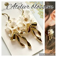 お花のブーケとゴールドリボンチャームの耳飾り　2色から選べます　春夏　新作　ハンドメイド　ピアス　イヤリング　ノンホール　樹脂　アトリエブロッサム　ウェディング　デート