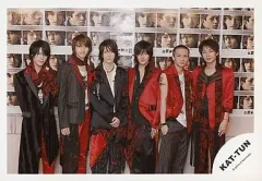 【中古】生写真(ジャニーズ) KAT-TUN/集合(6人)/横型・衣装赤・背景ポスター/公式生写真