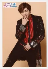 【中古】生写真(男性) 超特急/ユーキ(村田祐基)/膝上・衣装黒・赤・座り・右手顎・背景ベージュ/生写真 第59弾