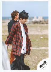 【中古】生写真(ジャニーズ) 嵐/二宮和也/膝上・衣装白赤・体右向き/アルバム“「untitled」”PV＆ジャケ写撮影オフショット/公式生写真