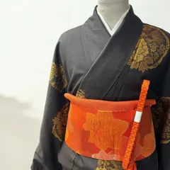 【粋なモダンスタイル】黒地に黄金の雪輪模様の大島紬　【A】