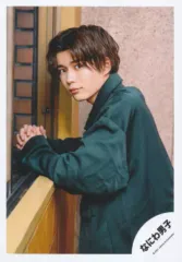 【中古】生写真(ジャニーズ) なにわ男子/長尾謙杜/上半身/「関西ジャニーズJr. あけおめコンサート2021～関ジュがギューッと大集合～」グッズオフショット/公式生写真