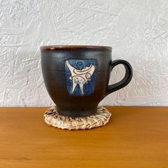南陶窯　マンガン魚紋マグカップ