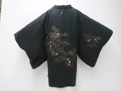 【一輝堂】【着物】黒羽織　絵羽柄　縫い紋　風景文　羽織紐付き　身丈約82.5cm　裄丈約62.5cｍ　25z05-2435