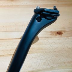 【中古品】 カーボンシートポスト φ27.2 350mm シートピラー 軽量 149g 未カット ノーブランド 社外 無地 ロゴ無し CARBON クリーニング済