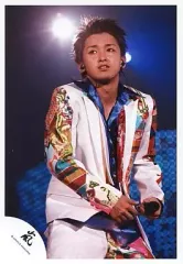 【中古】生写真(ジャニーズ) 嵐/大野智/ライブフォト・膝上・衣装白青赤・左手マイク・目線左上/公式生写真