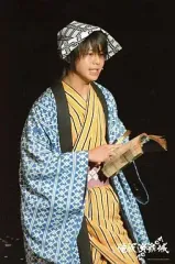 【中古】生写真(ジャニーズ) Hey! Say! JUMP/有岡大貴/ライブフォト・膝上・和服黄色・手に本・舞台「滝沢演舞城2007」/2Lサイズ公式生写真