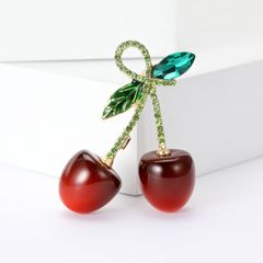 チェリー ブローチ キラキラ ラインストーン さくらんぼ 果物 フルーツ 石 幸運 春 木の実 お揃い ギフト ペア 贈り物 贈りもの 新品