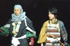 【中古】生写真(ジャニーズ) ジャニーズ/藤ヶ谷太輔・風間俊介/上半身・衣装グレー・衣装黄色・風間左腰刀・目線右・背景黒・2Lサイズ/滝沢演舞城2007