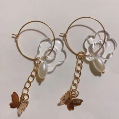 ハンドメイドピアス　ゆらゆら蝶々ピアス