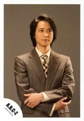 【中古】生写真(ジャニーズ) A.B.C-Z/戸塚祥太/上半身・衣装グレー白・腕組み・目線右・背景茶/ 「ABC座 2013 ジャニーズ伝説」オフショット/公式生写真