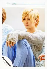 【中古】生写真(ジャニーズ) Hey! Say! JUMP/山田涼介/全身・座り・衣装グレー・左向き・口閉じ・両腕両膝・背景白/16夏 コンサートパンフ＆グッズ撮影/公式生写真