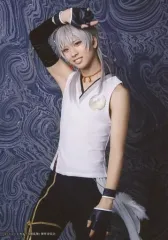 【中古】生写真(男性) 岡宮来夢(鶴丸国永)/膝上・キャラクターショット/「ミュージカル 『刀剣乱舞』 歌合 乱舞狂乱 2019」ブロマイド 刀剣男士(ライブver.)