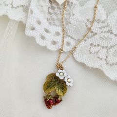 未使用】ハンドメイド・swantailor＊いちごのネックレス - メルカリ