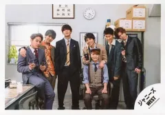 【中古】生写真(ジャニーズ) ジャニーズWEST/集合(7人)/横型・膝上・衣装黒.グレー.ベージュ・中間座り・小瀧右手手錠/「ジャニーズWEST LIVE TOUR 2019 WESTV!」グッズオフショット/公式生写真