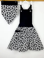 黒の可愛い花柄のハンドメイド子供エプロンと三角巾のセット