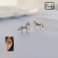 Terse 制走る馬のピアスです　とても小さいですが、たてがみなど細部まで作り込んでいます　午年干支の「午」馬　ウマ　お正月　ミニ　ホース 　馬は愛情運・家庭運を上げ・交通安全のお守りにもなる幸運アイテム魔除けになり、幸運を呼び込みます 年末コーデsa0187