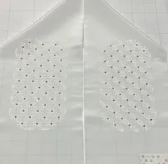 ≪花ラブリ≫WK810　刺繍半衿　新品　七宝模様？　ビーズ？　白　ホワイト　金　ゴールド　式典　成人式　卒業式　和装　和服　刺繍　ししゅう　日本製