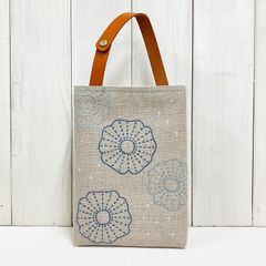 リネンバッグインバッグ【北欧花々と十字 水色】　刺し子・麻・本革