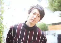 【中古】生写真(男性) 鮎川太陽/横型・バストアップ・衣装黒・赤・白・首傾げ・ロゴ「T.PLANETS」/鮎川太陽バースデーイベント「誕生会2020 with SehineS」L判ブロマイドセット2