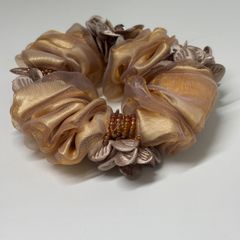 優美で華やか ゴールドベージュシュシュ