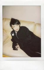 [중고] 원시 사진 (남성) R 지정 / 칠성 / 무릎 위 · 누워 · 의상 블랙 · 양손 맞춤 · 몸 왼쪽 방향 · 황 소파 / 생 체키
