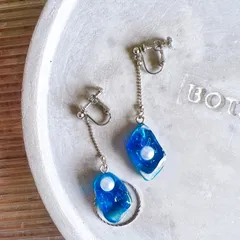 ブルーのレジンロングピアス・イヤリング
