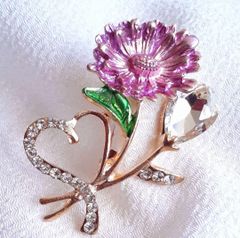 ☆可愛らしいハートとキラキラワンポイントラインストーンが美しい お花のブローチ