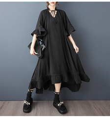 モード系  夏新作  ゆったりとした  モノトーン  黒ワンピース ファッション  気質  Vネック  ウッドイヤー  不規則  フリル  スリム  ビッグスイングドレス