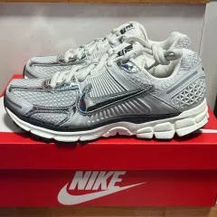 2025年最新】nike vomero 18の人気アイテム - メルカリ