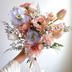ピンク&ラベンダーの大人フェミニン春ブーケ　ブートニア付　ウェディングブーケ　アーティフィシャルフラワー　造花　チューリップ　アネモネ　ポピー