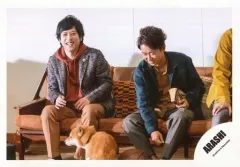 【中古】生写真(ジャニーズ) 嵐/二宮和也・大野智/横型・膝上・座り・衣装緑赤グレー・足元に犬/シングル「君のうた」MV＆ジャケ写撮影オフショット/公式生写真