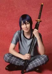 【中古】生写真(男性) 神永圭佑(神崎颯馬)/全身・海賊フェスTシャツ・座り・背景赤・キャラクターショット/「『あんさんぶるスターズ!エクストラ・ステージ』～Destruction × Road～」ブロマイド(個人セット)A