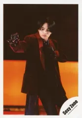 【中古】生写真(ジャニーズ) Sexy Zone/菊池風磨/膝上・衣装黒・赤・右手伸ばし・左手グー・体右向き・顔左向き/アルバム「POP × STEP!?」MVオフショット/公式生写真