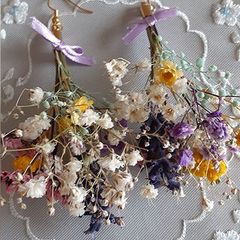 ハンドメイドアクセサリー　ブーケピアス　紫のリボン　ぶら下がりタイプ